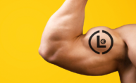 Ilustración de un brazo musculoso con una letra "l"